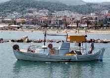 Fiskerne har funnet sitt livsgrunnlag på Kreta. Her er en fiskebåt på vei ut fra havna i Rethymnon