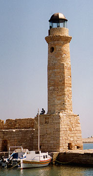 Fyrtårnet i Rethymnon rager stolt ved innløpet til havnen i gamlebyen